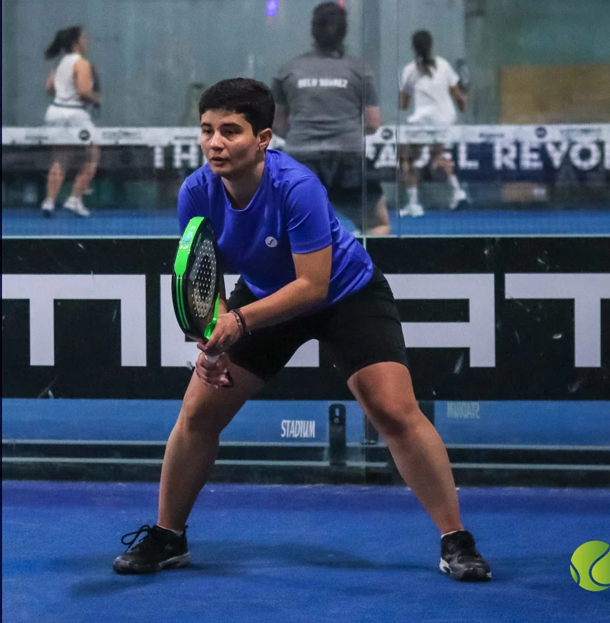 Evelina Aguirre, jugadora profesional de pádel sponsoreada por Café de los Santos, en la cancha